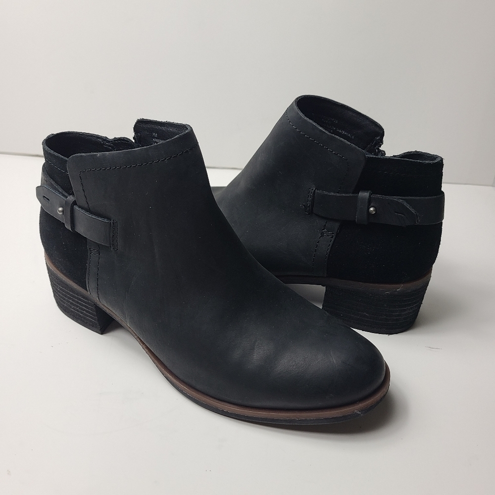 New KORKS sonya black leather ankle booties
